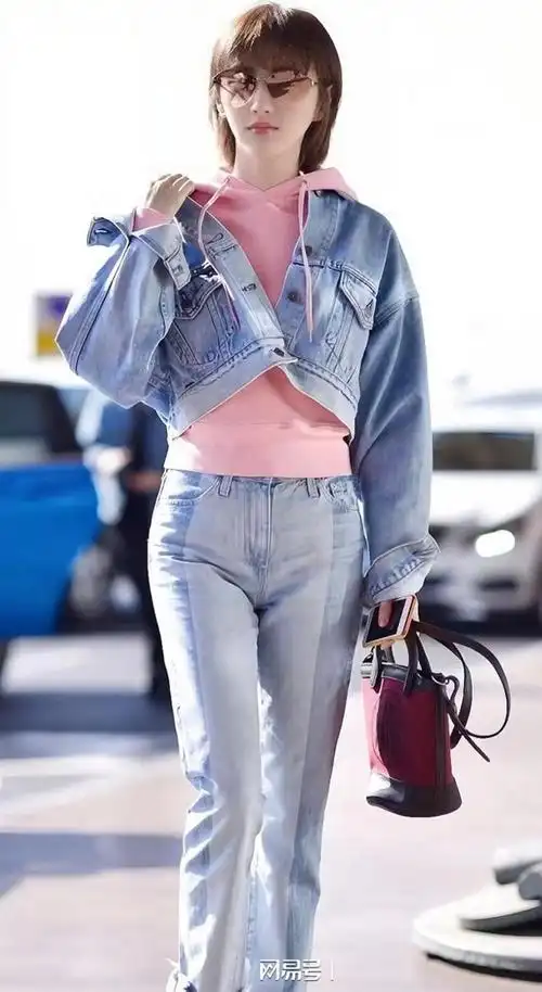 看了景甜的街拍才懂什么是时尚白色t恤配牛仔裤洋气又好看