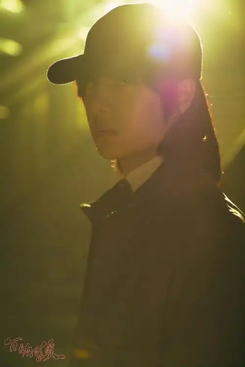 王一博《万物可爱》光影写真96,拉的长长的影子,充满故事感的背影