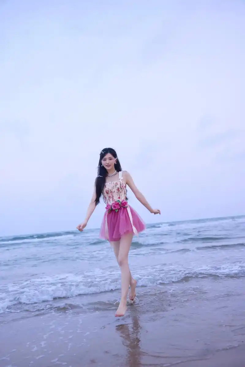 孔雪儿海边粉裙美腿浪漫写真图集