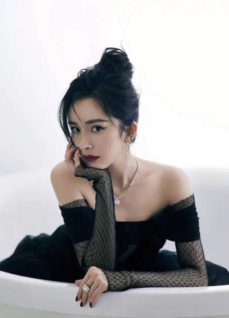 杨幂浴缸时尚大片 俏皮又慵懒!