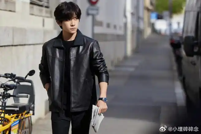 易烊千玺皮衣街拍