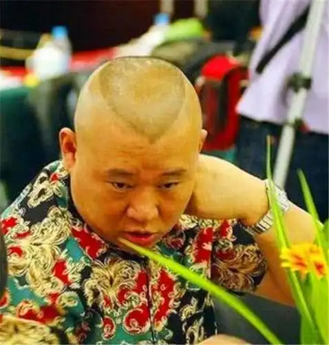 郭德纲头上为何一直顶个桃心原来背后竟有这讲究来头不小啊