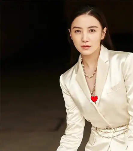 宋佳气质颜值双在线,演绎西装造型帅酷又时髦,39岁魅力不减