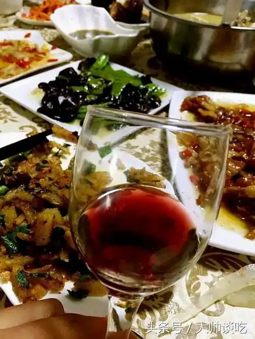 老同学都有相互请客吃饭的习惯,我就在这家饭店摆了一桌宴请同学,十二