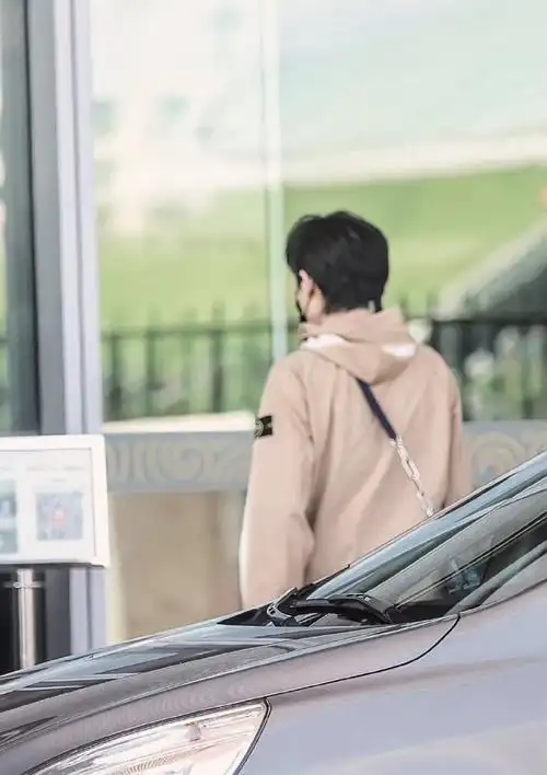 宋亚轩卡其色套装