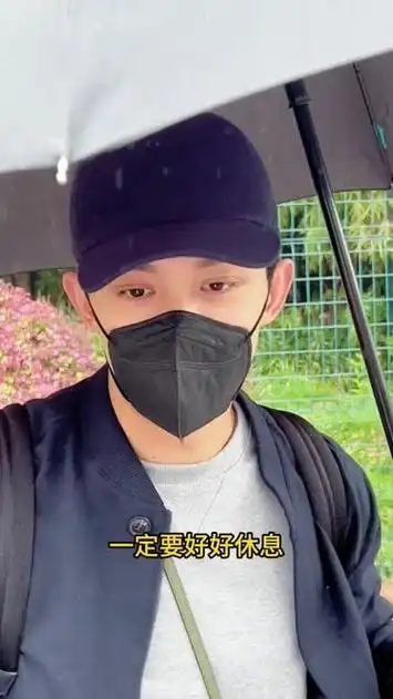 吴磊特地收粉丝礼物,提醒粉丝不要冒雨来,太暖心了