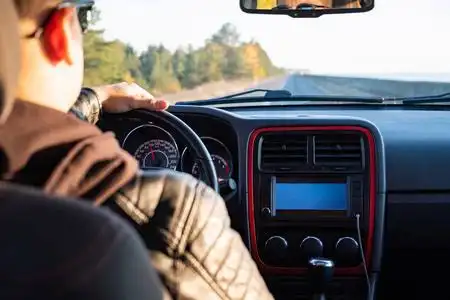 开车在路上图片