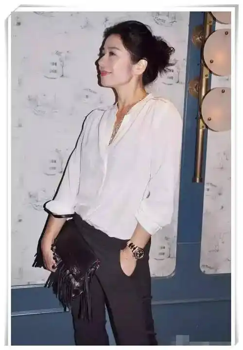原创也只有钟楚红能白衬衫穿得这么高级59岁活得比19岁还少女