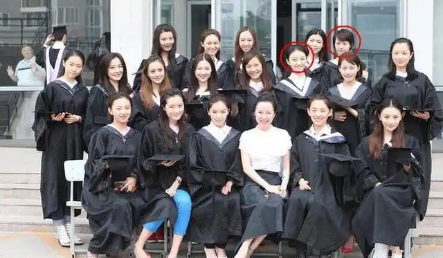 终于明白郑爽为何要整容了,毕业照暴露自卑真实整容原因