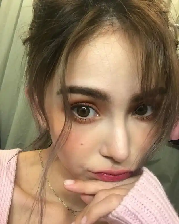 昆凌晒自拍帮周杰伦宣传新歌 明眸深邃似洋娃娃