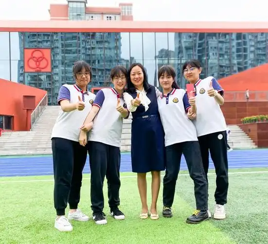 与学生合影 受访者供图 华龙网发家长眼中的她:有温度的班主任对孩子