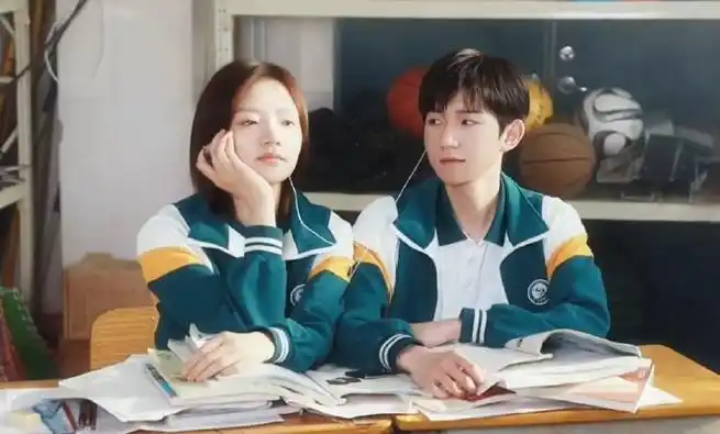 任敏王源双人海报##王源 瑞士#好穷啊 两个人用一副耳机@tfboys-王源