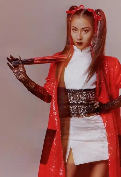 吉克隽逸春晚造型双马尾喜庆红外套演绎中国娃娃时髦又时髦的