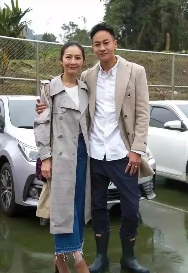 何润东老婆虽然是普普通通的售货员出身,但是颜值,身材真不输那些女