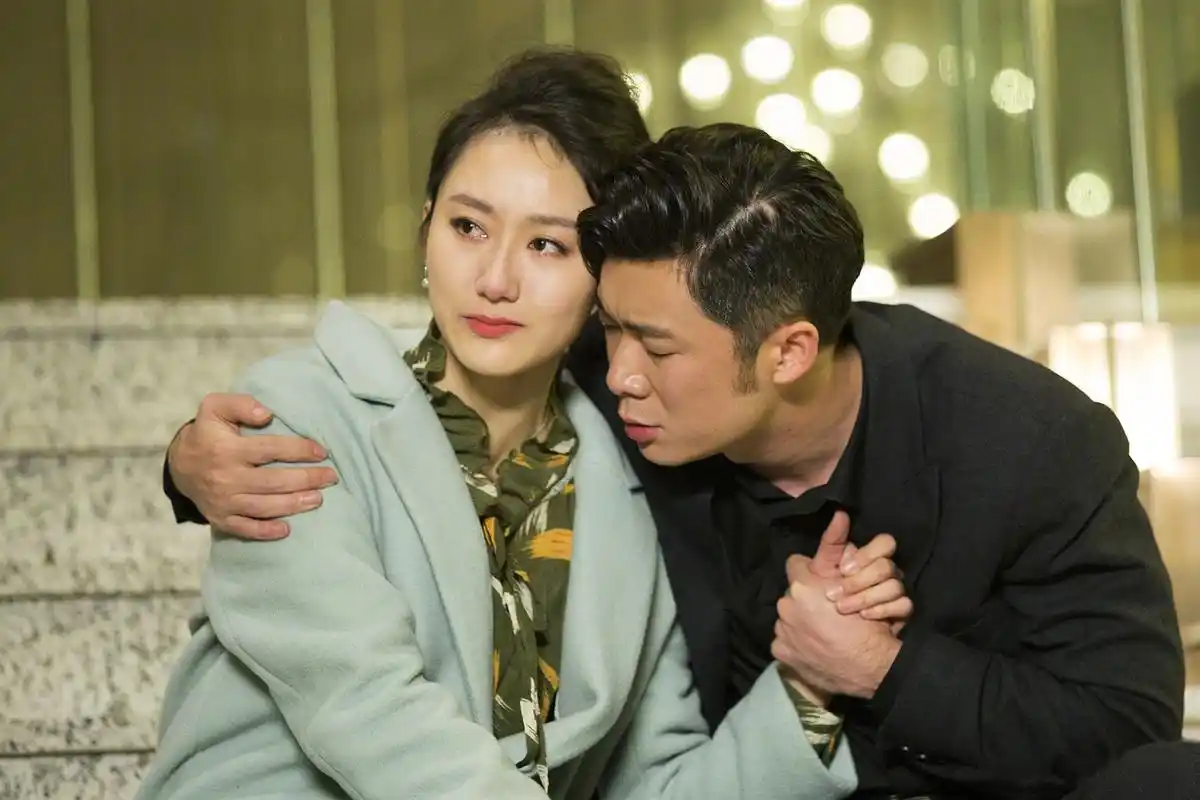 《黄大妮》牛春雷怨恨建邦两次开除了他,找朋友在酒吧给建邦下药,抢走