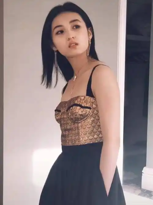 张子枫长大了,穿丁字连体裤游泳,身材"时尚过猛"_吴磊_穿着_泳池