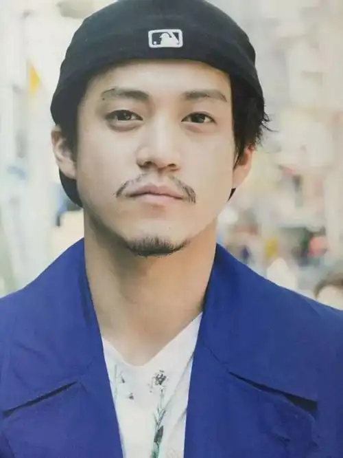 小栗旬自曝曾每天崩溃大哭,生活中超黏朋友,揭秘你不知道的栗子.