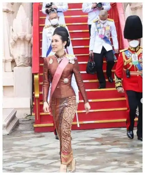 诗妮娜贵妃幸福生活,在德国行宫远离宫斗,欢迎母亲到来.