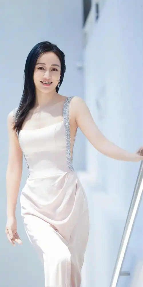 赵子琪壁纸:简约长裙好身材