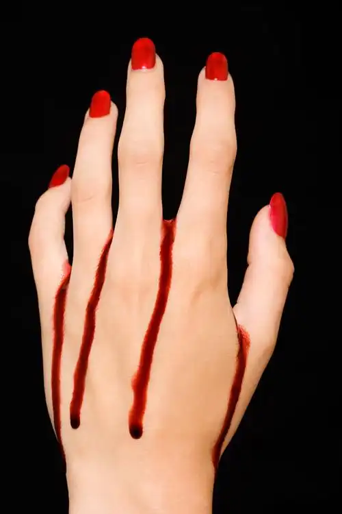 红指甲滴血的手背图片