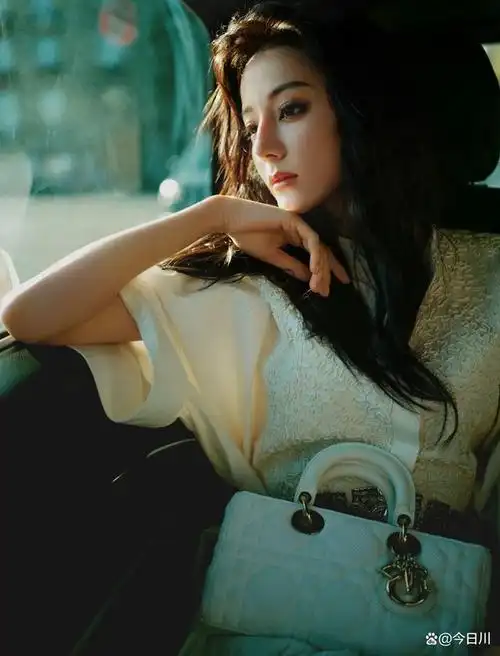 迪丽热巴白色套装裙闪耀米兰时装周,浪漫与时尚的完美结合