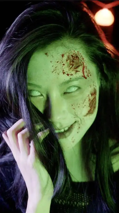 7. 戴上纯白色美瞳,并出去吓吓人看够不够惊悚6.