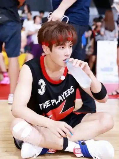 青春有你李汶翰颜值爆表实力走红李荣浩赞不绝口