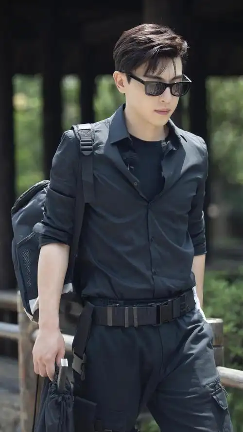 邓伦黑衣特工造型酷帅写真