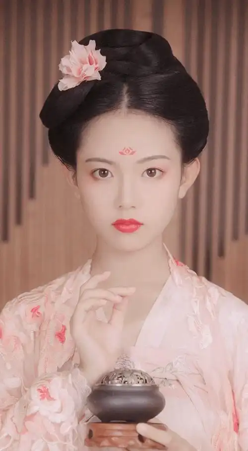 发际线高的女生在穿汉服的时候,应该选择什么发型?_头发_刘海_女子