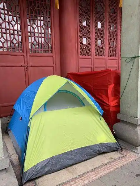 娃在教室里温暖如春,杭州爸妈在雪地里支起帐篷 致敬每一位陪读家长!