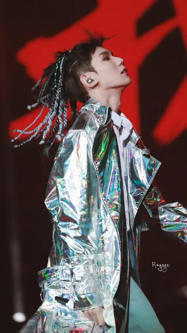 超有复古范儿的小辫头,你觉得王源hold住了吗?