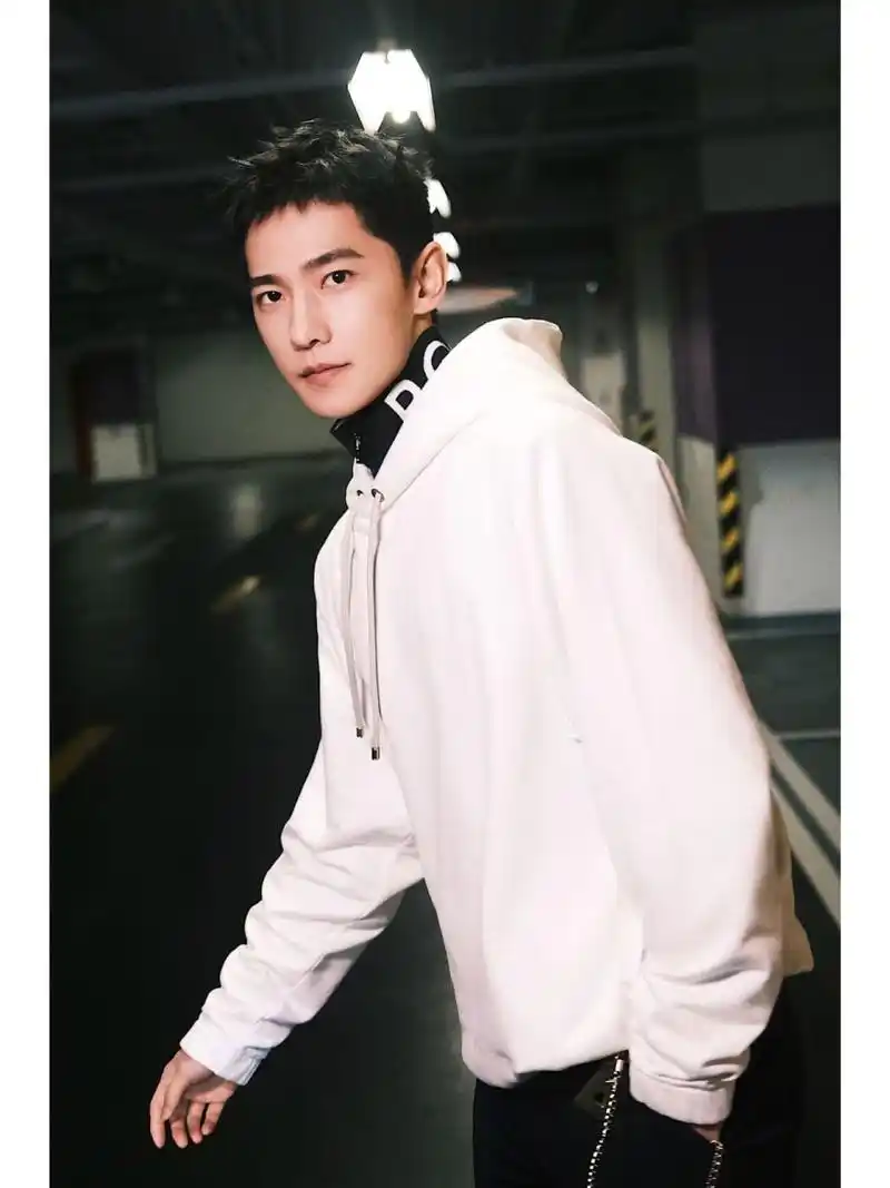 杨洋ootd|90周年庆典卫衣look  品牌代言人杨洋 潇洒诠释连帽卫衣与