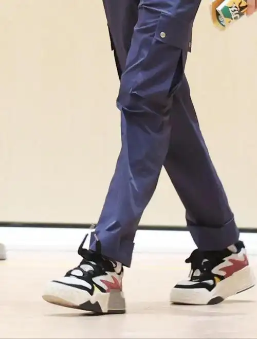 任嘉伦便服白袜