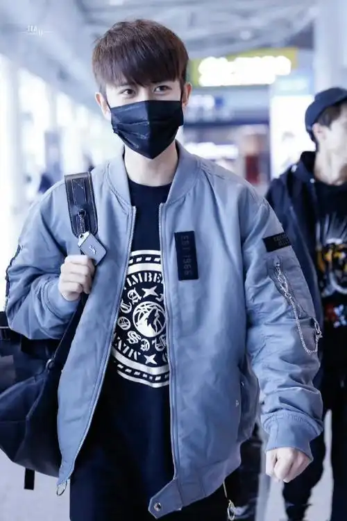 957815660101#任嘉伦#  口罩一戴,嘉人最爱99