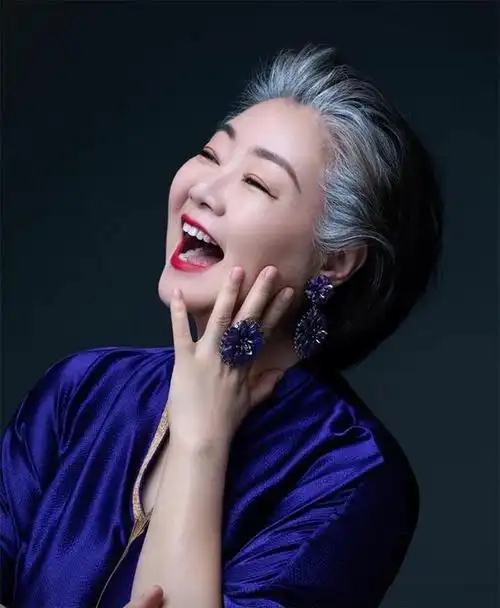 看了55岁萨日娜的打扮,我懂了:穿衣花哨,头发烫卷,时髦又洋气|发型|穿