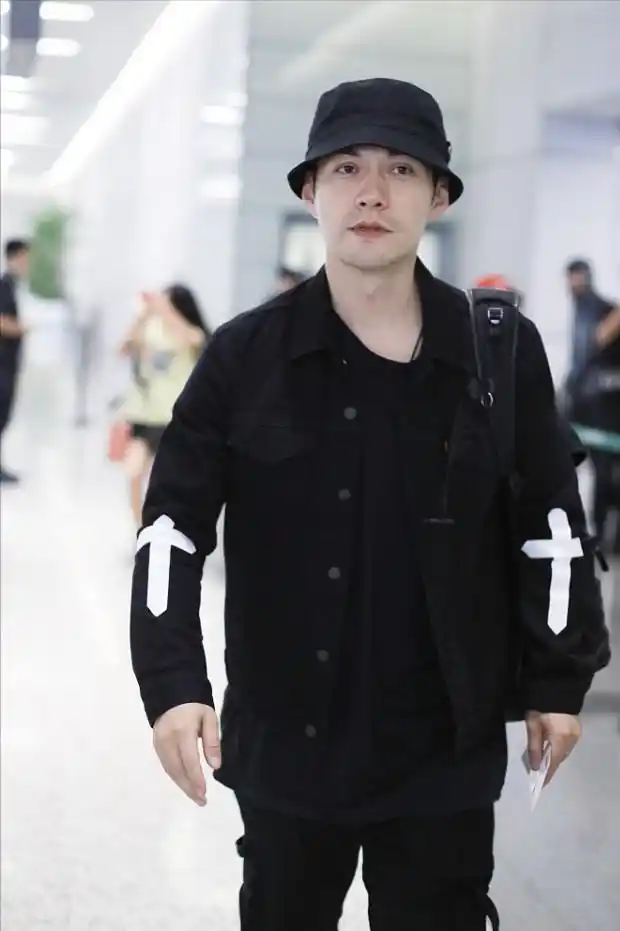 原创严屹宽看起来有些憔悴也老了很多但还是很帅气又有男人味