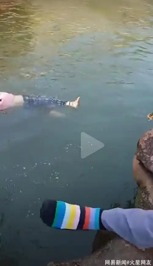 61岁英国驻渝总领事回应救溺水女孩当时最担心没能把她救上岸