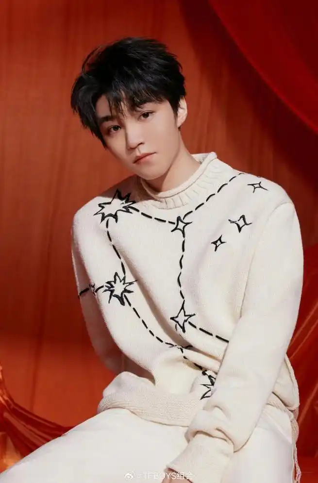 tfboys发布最新官方合照写真共同见证少年由青涩懵懂到璀璨耀眼