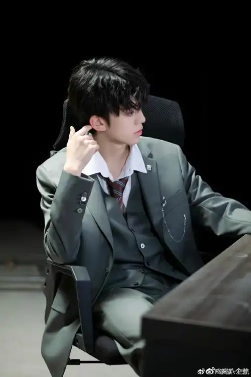 左航窗边侧颜照