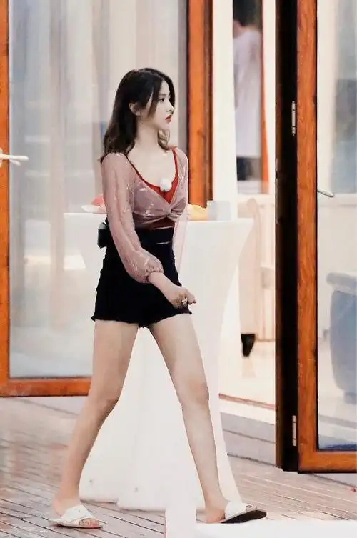 金子涵可塑性真强穿格纹娃娃领上衣可爱甜美身材比例惊艳