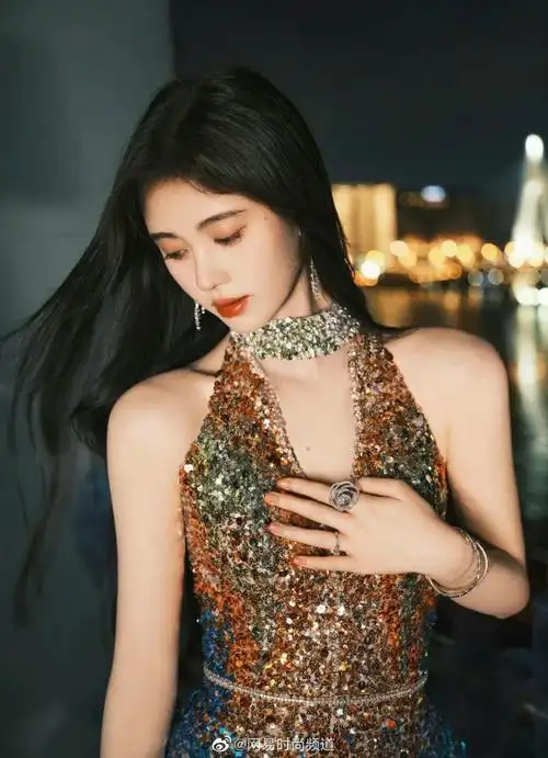 上游时尚|鞠婧祎穿金色流彩礼服裙 造型大气又明艳 - 上游新闻·汇聚