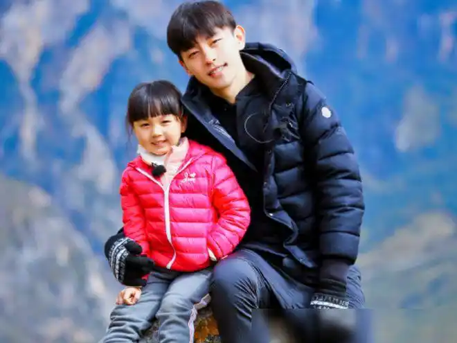 邓伦女儿突然间长大小时候懂事可爱如今美成初恋女神