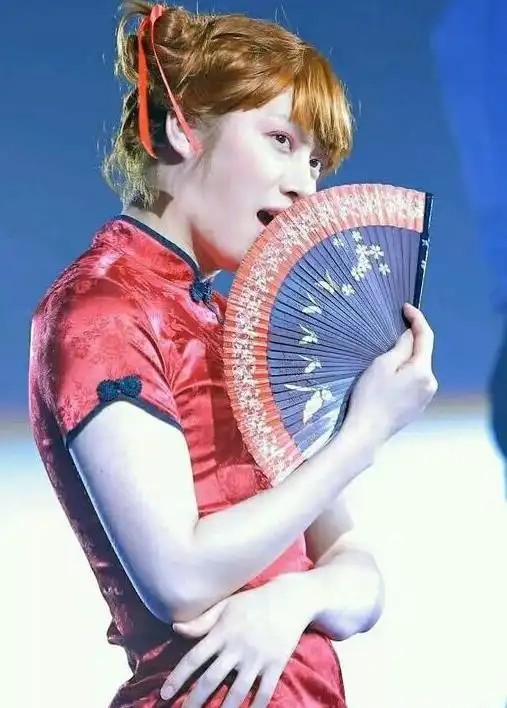 美颜盛世金希澈,就算穿上女装,变"女装大佬"也好看!