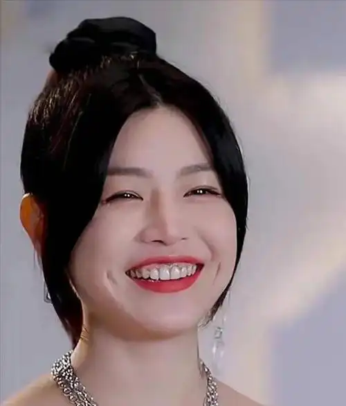 如图,刘涛在大笑的时候,一口又白又蓝的牙齿相当引人注目.