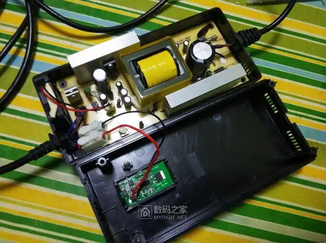 拆个坏了的三石帮超威做的锂电池充电器