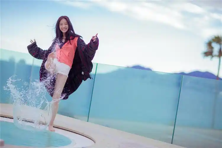 倪妮戛纳海边随性嬉水 夏天就该露出大长腿