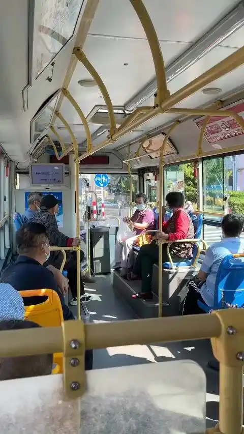 烟台市一网友在坐公交车时拍摄的一幕,气氛太温馨啦