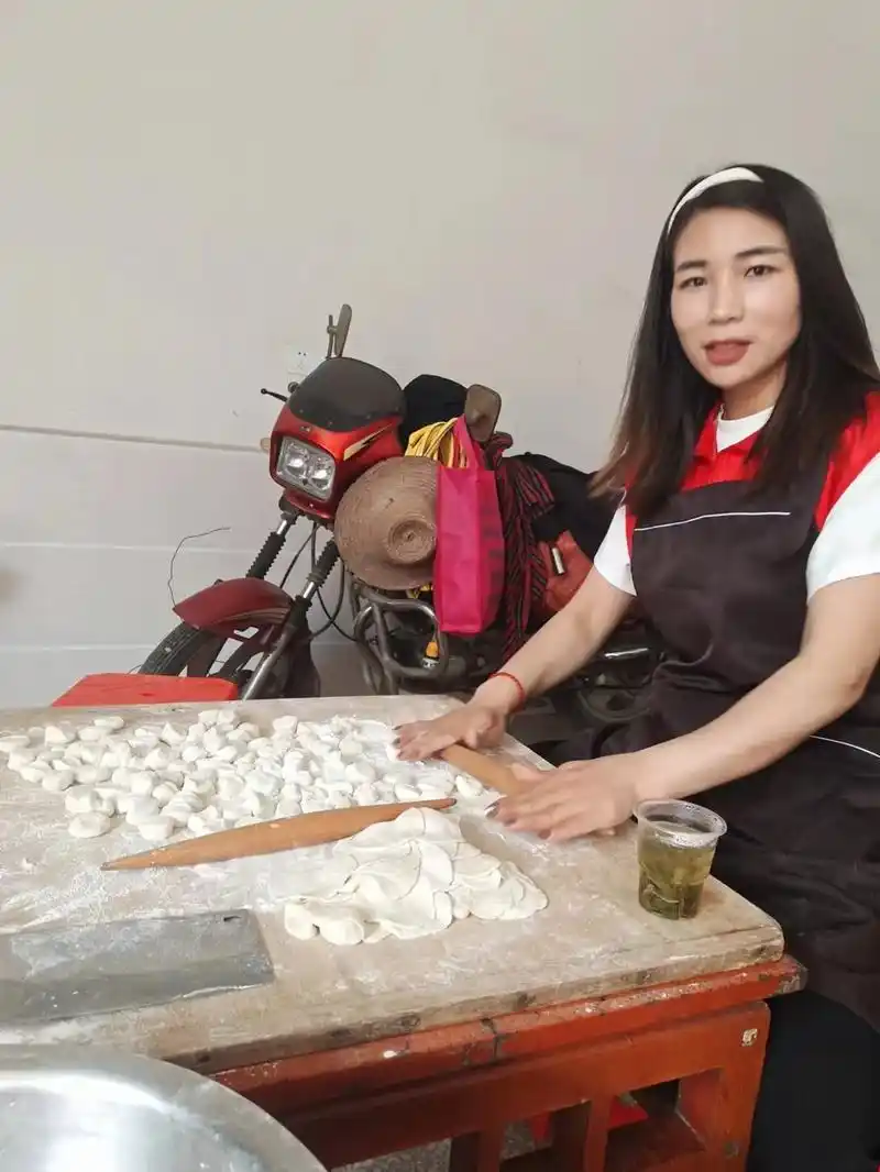 一起包饺子 #吉祥饺子如意的馅 #大家庭的温暖 今天柳铺村 - 抖音