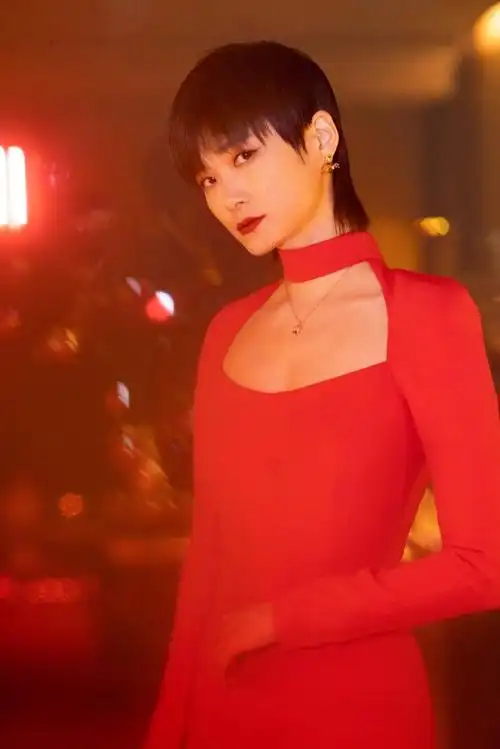 李宇春穿红色长袖收腰礼服短发造型利落大方