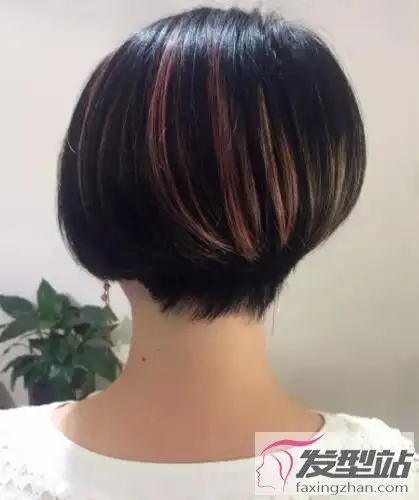 剃后脖短发发尾是轻薄整齐的造型,顶部头发打造出蓬松感,显得很轻盈